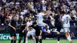 Jogador do Corinthians disputa lance com jogador do Santos durante partida no estádio Arena Corinthians pelo campeonato Paulista 2025.