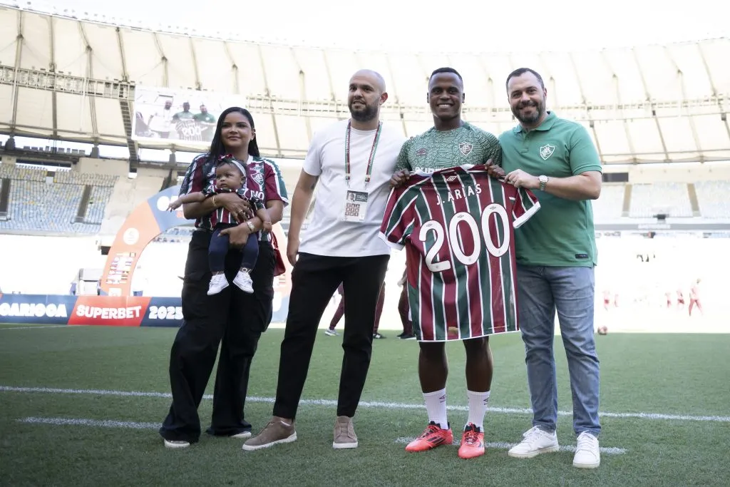 RJ – RIO DE JANEIRO – 16/02/2025 – CARIOCA 2025, FLUMINENSE X NOVA IGUACU – Homenagem a Jhony Arias jogador do Fluminense antes da partida contra o Nova Iguacu no estadio Maracana pelo campeonato Carioca 2025. Foto: Jorge Rodrigues/AGIF