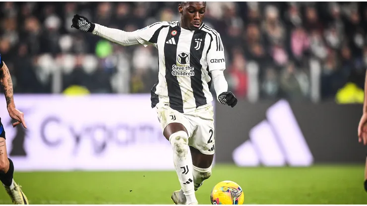 Randal Kolo Moani busca finalização em partida entre Juventus e Inter de Milão. Foto: ZUMA Press, Inc. / Alamy Stock Photo