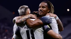 Romero jogador do Corinthians comemora seu gol com jogadores do seu time durante partida contra o São Bernardo no estádio Arena Corinthians pelo campeonato Paulista 2025.