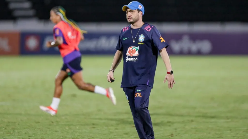 Arthur Elias técnico da Seleção Brasileira Feminina durante treino no Estádio do Arruda em Recife (PE), nesta terça-feira (28). A equipe se prepara para enfrentar a Seleção Jamaicana em dois amistosos antes das Olímpiadas de Paris. Foto: Rafael Vieira/AGIF