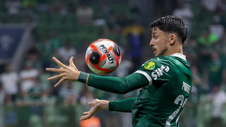 SP - SAO PAULO - 20/02/2025 - PAULISTA 2025, PALMEIRAS X BOTAFOGO-SP - Joaquin Piquerez jogador do Palmeiras durante partida contra o Botafogo-SP no estadio Arena Allianz Parque pelo campeonato Paulista 2025. Foto: Marcello Zambrana/AGIF