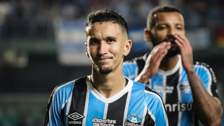 Dodi jogador do Grêmio durante partida. Foto: Leonardo Hubbe/AGIF