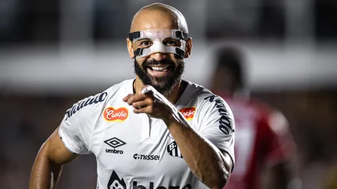 Thaciano jogador do Santos comemora seu gol durante partida contra o Noroeste. Foto: Abner Dourado/AGIF