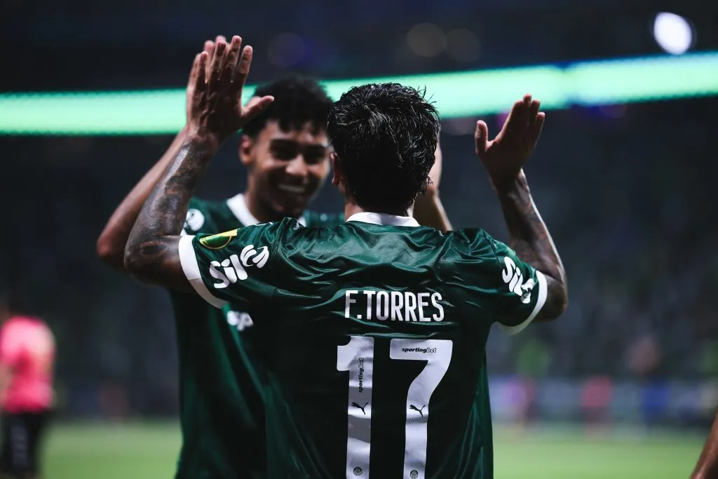 Facundo Torres jogador do Palmeiras comemora seu gol com Luighi – Foto: Ettore Chiereguini/AGIF