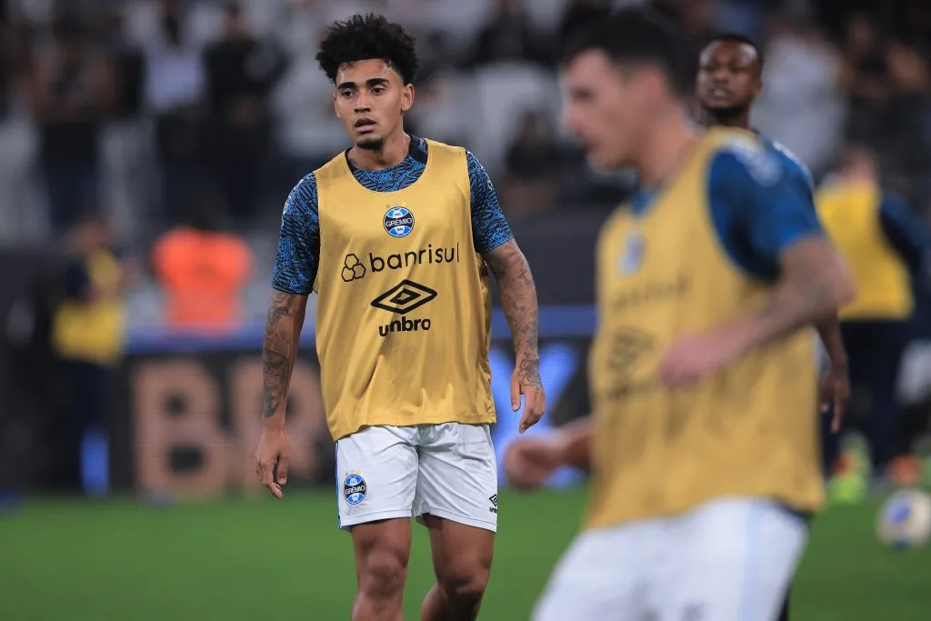 Du Queiroz, ex-Grêmio, durante aquecimento antes da partida contra o Corinthians na Arena Corinthians pelo Campeonato Brasileiro A 2024. Foto: Ettore Chiereguini / AGIF