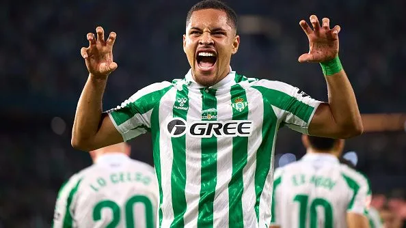 Vitor Roque durante partida. Foto: Fran Santiago/Getty Images