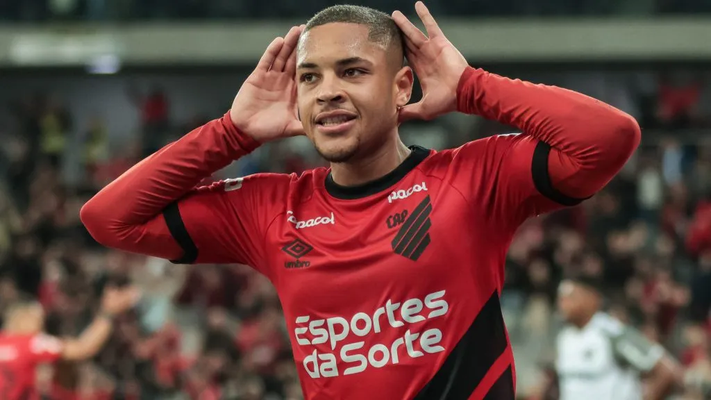 Vitor Roque comemorando. Foto: Robson Mafra/AGIF