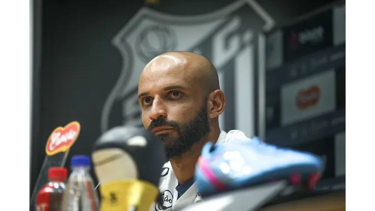 Thaciano durante sua apresentação oficial como jogador do Santos em coletiva de imprensa realizada na Vila Belmiro, nesta quarta feira (15). Foto: Reinaldo Campos/AGIF
