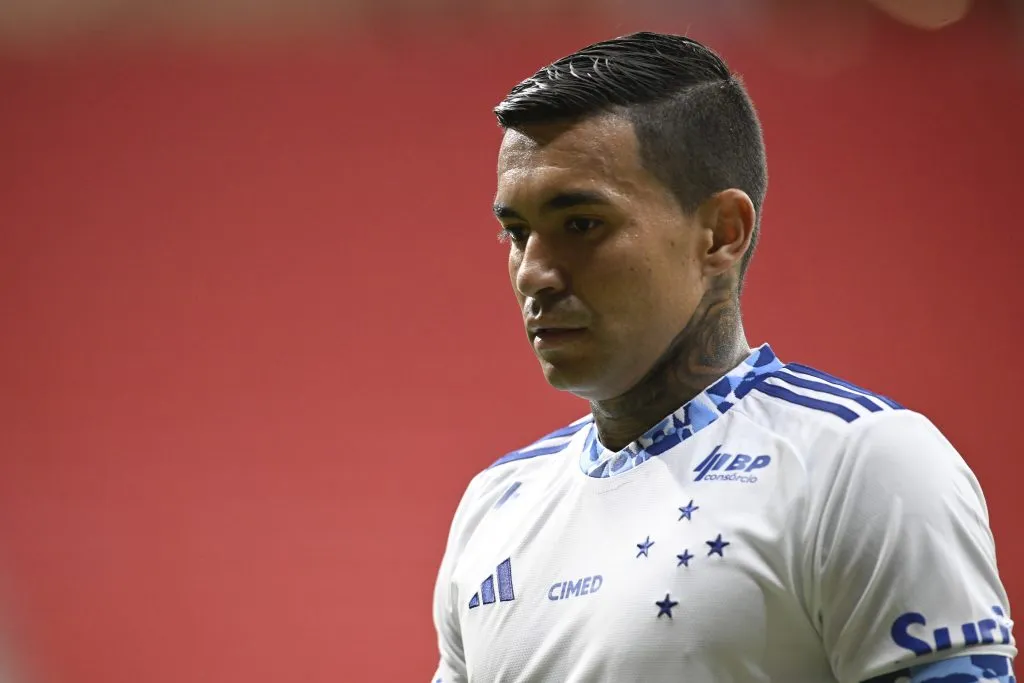DF – BRASILIA – 22/01/2025 – MINEIRO 2025, ATHLETIC CLUB X CRUZEIRO –  Dudu jogador do Cruzeiro durante partida contra o Athletic Club no estadio Mane Garrincha pelo campeonato Mineiro 2025. Foto: Mateus Bonomi/AGIF