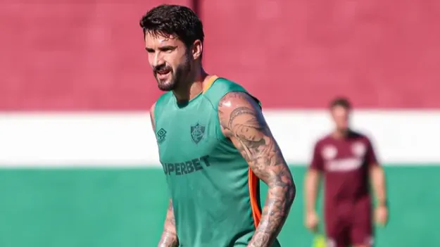 Everaldo em treino pelo Flu