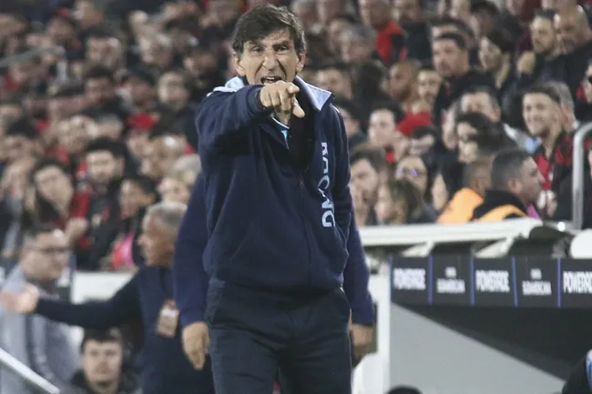 Gustavo Costas, técnico do Racing, durante partida contra o Athletico-PR na Arena da Baixada pela Copa Sul-Americana 2024. Foto: Gabriel Machado / AGIF