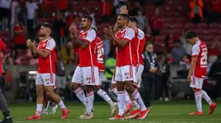 Jogadores do Internacional aplaudem a torcida após o final da partida contra o Botafogo no estádio Beira-Rio pelo campeonato Brasileiro A 2024.