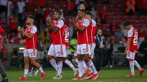 Jogadores do Internacional aplaudem a torcida após o final da partida contra o Botafogo no estádio Beira-Rio pelo campeonato Brasileiro A 2024.