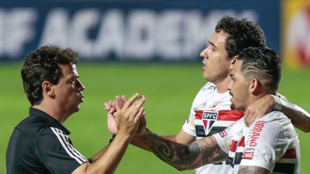 Foto: Marcello Zambrana/AGIF  – Fernando Diniz ao lado de Pablo e Luciano em jogo do SPFC no Brasileirão de 2020.