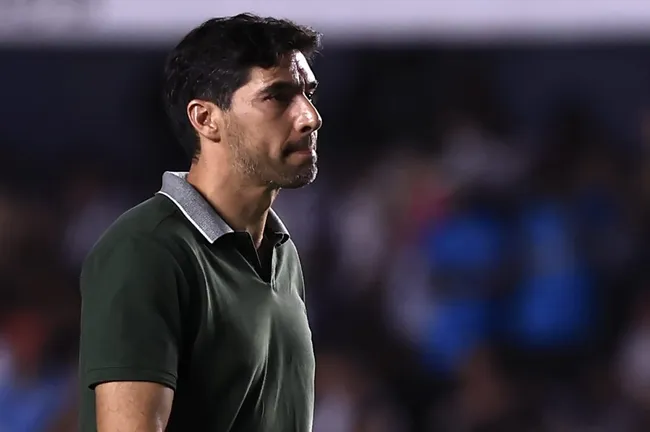 Abel Ferreira, técnico do Palmeiras, durante partida contra o Santos na Vila Belmiro pelo Campeonato Paulista 2025. Foto: Marcello Zambrana / AGIF