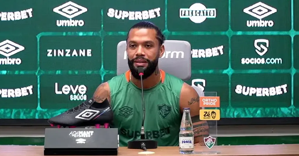 Otávio em entrevista com a camisa do Fluminense – Foto: Reprodução/YouTube
