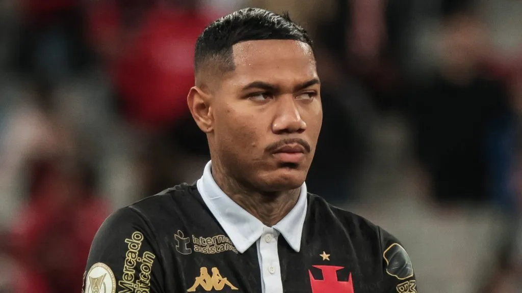 Zé Gabriel jogador do Vasco durante execução do hino nacional antes da partida contra o Athletico-PR no estádio Arena da Baixada pelo campeonato Brasileiro A 2023. Foto: Robson Mafra/AGIF
