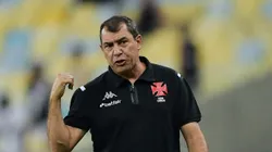 Fábio Carille em acompanha sua equipe. Foto: Thiago Ribeiro/AGIF