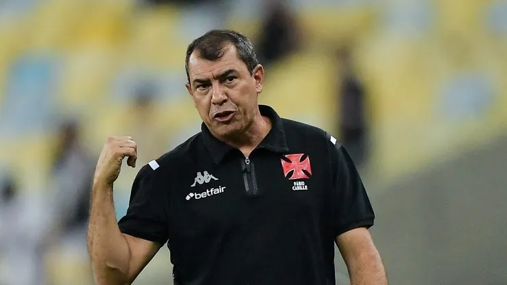 Fábio Carille em acompanha sua equipe. Foto: Thiago Ribeiro/AGIF