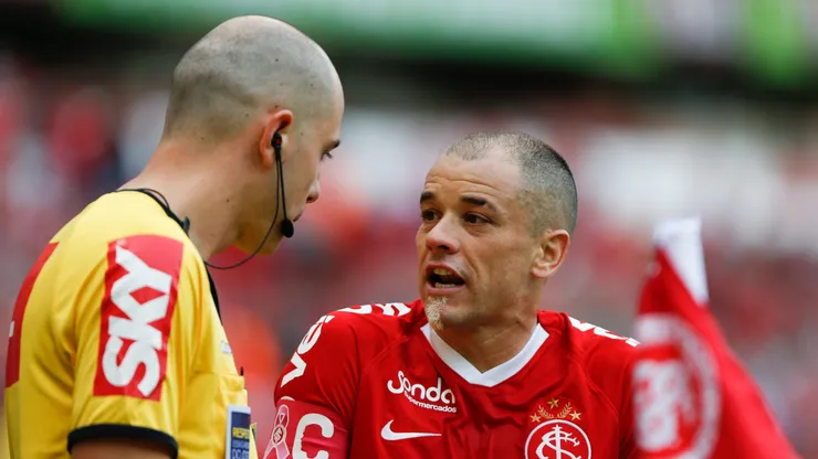 Andres Dalessandro do Internacional disputa lance com jogador do Vasco durante partida no estadio Beira-Rio pelo campeonato Brasileiro A 2019 Foto: Jeferson Guareze/AGIF