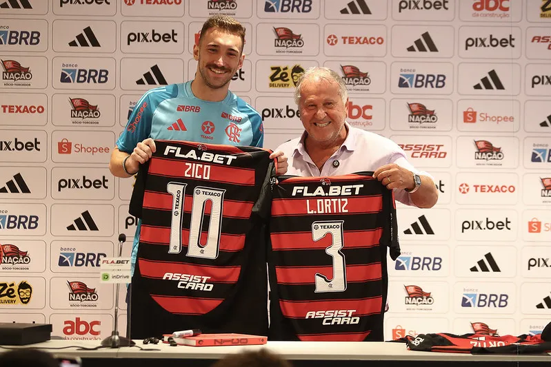 Léo Ortiz e Zico durante a coletiva. Foto: Gilvan de Souza/Flamengo