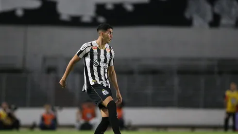 Jair Cunha jogador do Santos durante a partida entre CRB e Santos no Estádio Rei Pelé em Maceió (AL) pelo campeonato brasileiro da Série B 2024. Foto: Marlon Costa/AGIF