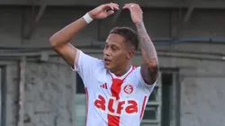 Vitinho comemorando gol contra o Caxias (Reprodução/Instagram)