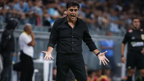 Gustavo Quinteros vem sendo criticado pelo baixo desempenho do Grêmio em jogos decisisvos. Foto: AGIF