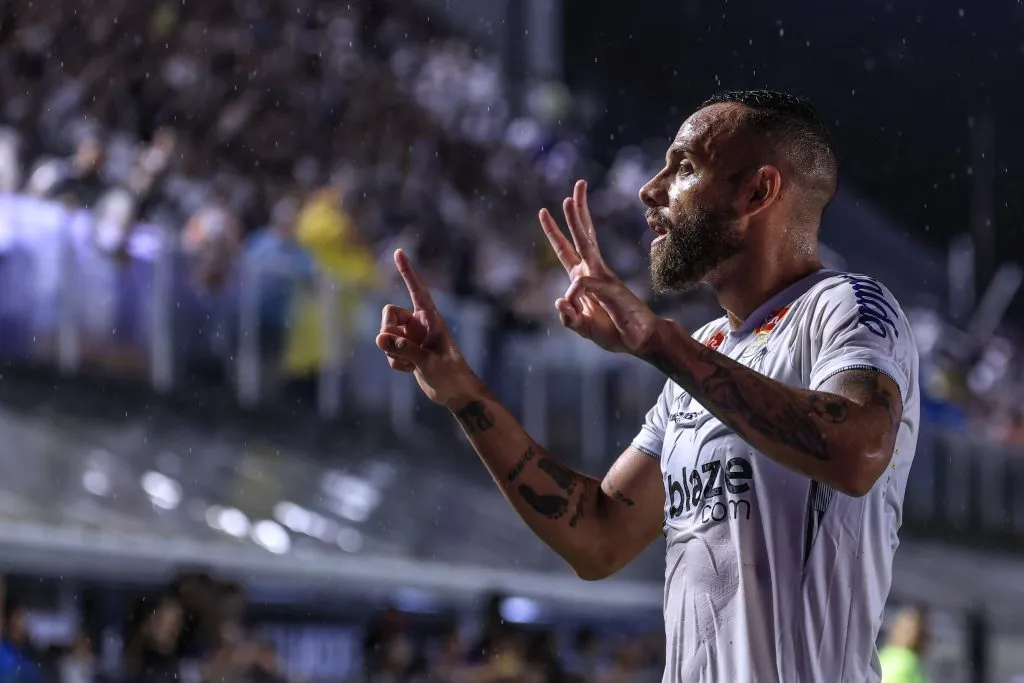 SP – SANTOS – 01/02/2025 – PAULISTA 2025, SANTOS X SAO PAULO – Guilherme jogador do Santos comemora seu gol durante partida contra o Sao Paulo no estadio Vila Belmiro pelo campeonato Paulista 2025. Foto: Marcello Zambrana/AGIF