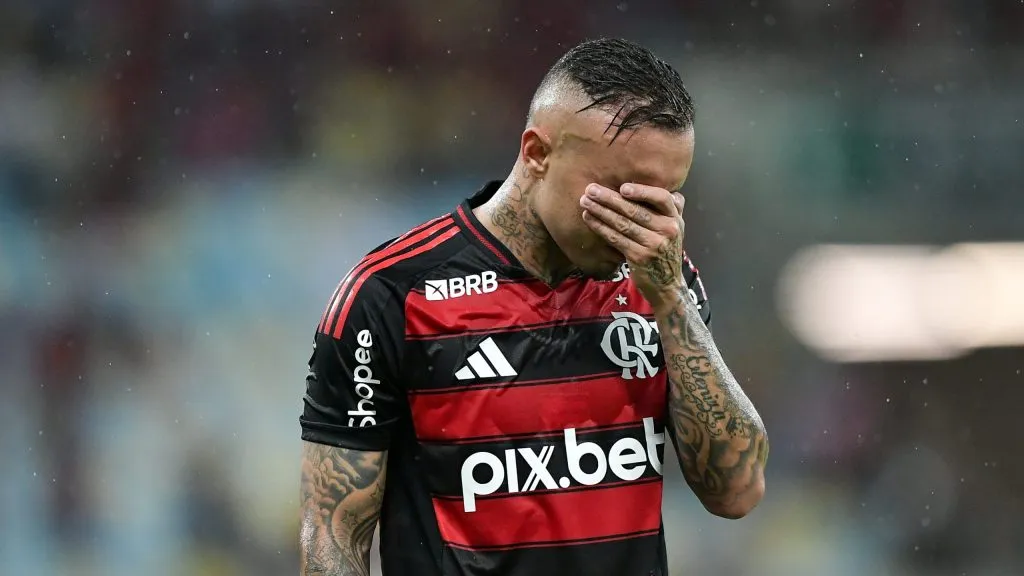 Atacante sentiu uma lesão e precisou ser substituído