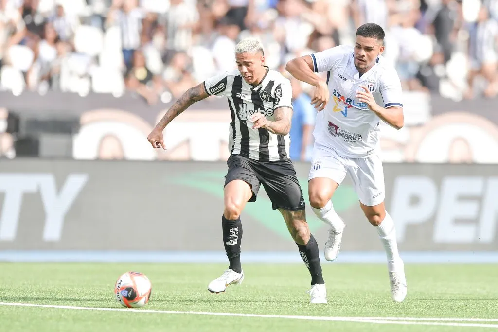 RJ – RIO DE JANEIRO – 11/01/2025 – CARIOCA 2025, BOTAFOGO X MARICA – Carlos Alberto jogador do Botafogo durante partida contra o Marica no estadio Engenhao pelo campeonato Carioca 2025. Foto: Thiago Ribeiro/AGIF
