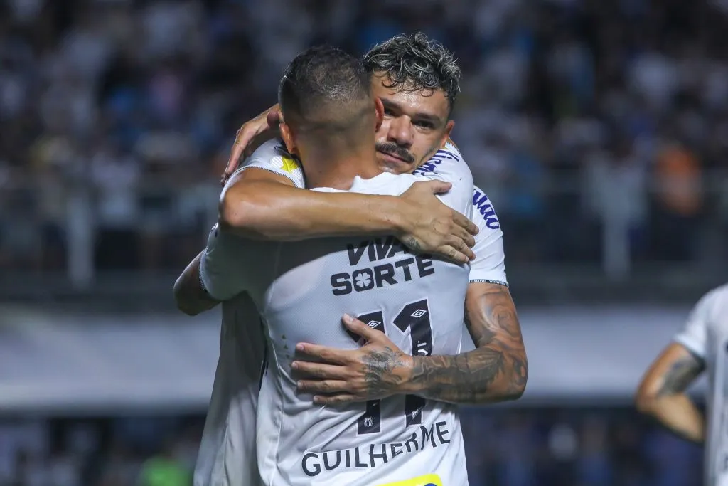 SP – SANTOS – 05/02/2025 – PAULISTA 2025, SANTOS X BOTAFOGO-SP – Tiquinho Soares jogador do Santos comemora seu gol com Guilherme jogador da sua equipe durante partida contra o Botafogo-SP no estadio Vila Belmiro pelo campeonato Paulista 2025. Foto: Reinaldo Campos/AGIF