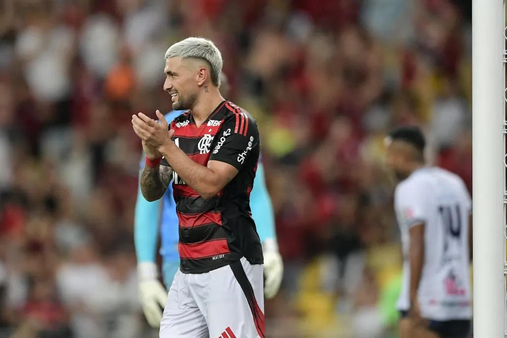 Arrascaeta aplaude o golaço de Matheus Gonçalves, o quinto do Flamengo sobre o Maricá no Maracanã. Foto: Thiago Ribeiro/AGIF