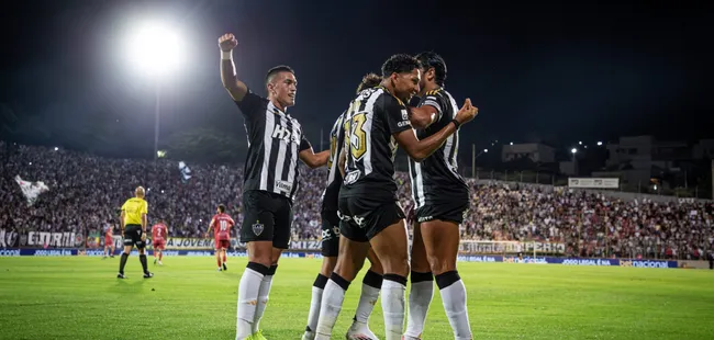Rony, comemora vitória do Galo com os companheiros de equipe pelo Campeonato Mineiro: Fotos: Pedro Souza/Galo