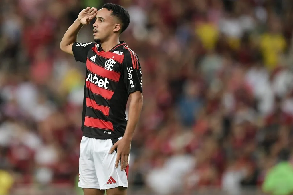 RJ – RIO DE JANEIRO – 22/02/2025 – CARIOCA 2025, FLAMENGO X MARICA – Matheus Goncalves jogador do Flamengo comemora seu gol durante partida contra o Marica no estadio Maracana pelo campeonato Carioca 2025. Foto: Thiago Ribeiro/AGIF