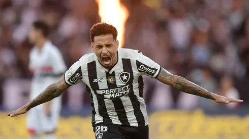 RJ - RIO DE JANEIRO - 08/12/2024 - BRASILEIRO A 2024, BOTAFOGO X SAO PAULO - Gregore jogador do Botafogo comemora seu gol durante partida contra o Sao Paulo no estadio Engenhao pelo campeonato Brasileiro A 2024. Foto: Thiago Ribeiro/AGIF