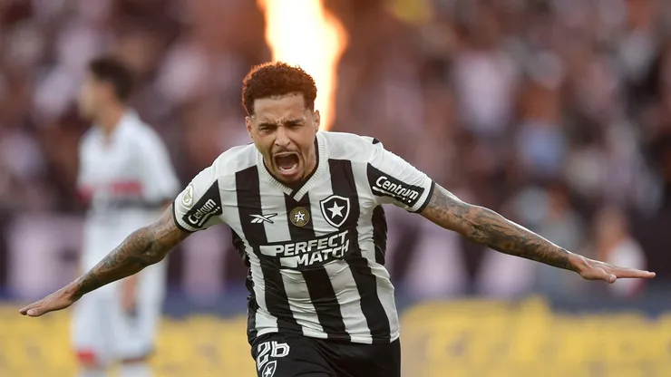 RJ - RIO DE JANEIRO - 08/12/2024 - BRASILEIRO A 2024, BOTAFOGO X SAO PAULO - Gregore jogador do Botafogo comemora seu gol durante partida contra o Sao Paulo no estadio Engenhao pelo campeonato Brasileiro A 2024. Foto: Thiago Ribeiro/AGIF
