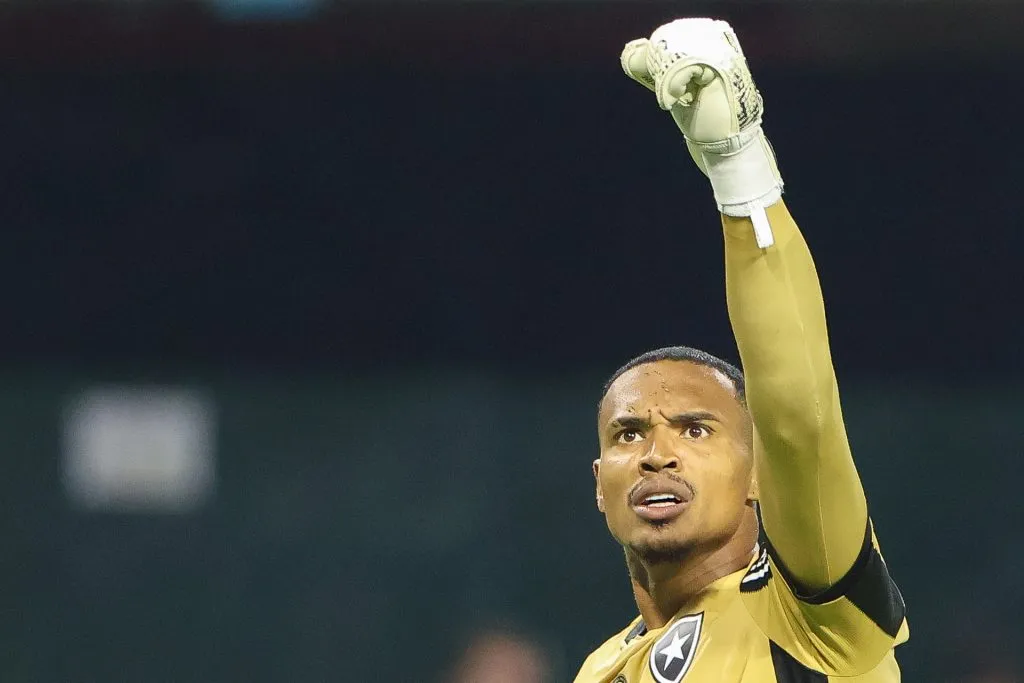 SP – SAO PAULO – 26/11/2024 – BRASILEIRO A 2024, PALMEIRAS X BOTAFOGO – John Victor goleiro do Botafogo comemora vitoria da partida contra o Palmeiras no estadio Arena Allianz Parque pelo campeonato Brasileiro A 2024. Foto: Joisel Amaral/AGIF