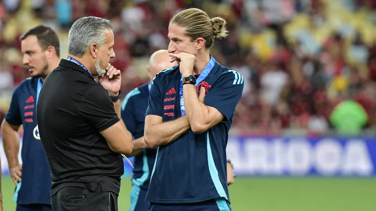 Filipe Luís e Jose boto, técnico e dirigente do Flamengo, comemoram titulo de campeão após partida contra o Maricá no Maracanã pelo Campeonato Carioca 2025. Foto: Thiago Ribeiro/AGIF