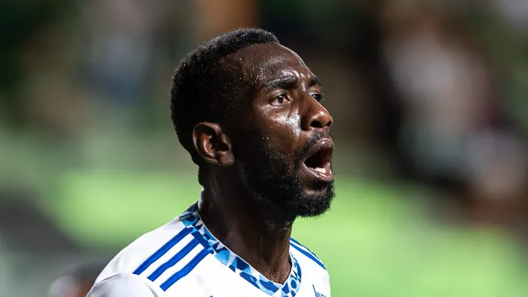 Bolasie em ação com a camisa celeste