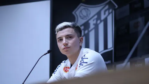 Álvaro Barreal durante sua apresentação oficial como jogador do Santos em coletiva de imprensa realizada no Vila Belmiro. Foto: Reinaldo Campos/AGIF