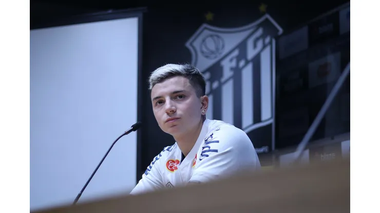 Álvaro Barreal durante sua apresentação oficial como jogador do Santos em coletiva de imprensa realizada no Vila Belmiro. Foto: Reinaldo Campos/AGIF