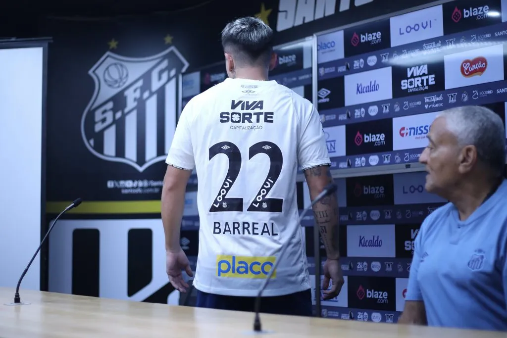 SP – SANTOS – 14/02/2025 – SANTOS, APRESENTACAO ALVARO BARREAL – Alvaro Barreal durante sua apresentacao oficial como jogador do Santos em coletiva de imprensa realizada no Vila Belmiro. Foto: Reinaldo Campos/AGIF