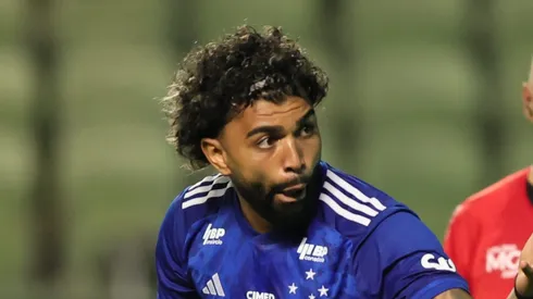 Gabigol provocando o goleiro Matheus Mendes.