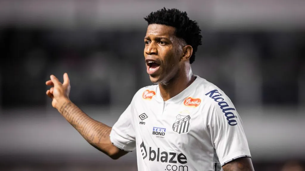 SP – SANTOS – 02/08/2024 – BRASILEIRO B 2024, SANTOS X SPORT – Gil jogador do Santos durante partida contra o Sport no estadio Vila Belmiro pelo campeonato Brasileiro B 2024. Foto: Abner Dourado/AGIF