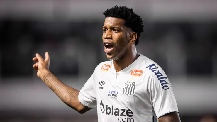 SP - SANTOS - 02/08/2024 - BRASILEIRO B 2024, SANTOS X SPORT - Gil jogador do Santos durante partida contra o Sport no estadio Vila Belmiro pelo campeonato Brasileiro B 2024. Foto: Abner Dourado/AGIF