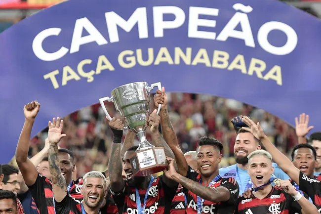 Jogadores do Flamengo comemoram titulo de campeão após partida contra o Maricá no Maracanã pela decisão do Campeonato Carioca 2025. Foto: Thiago Ribeiro / AGIF