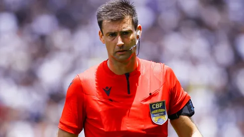 O árbitro Jonathan Benkenstein em partida no Brasileirão 2024.
