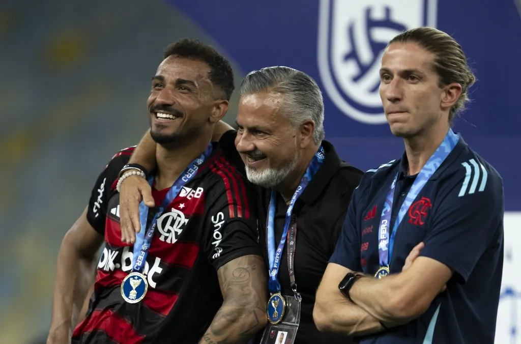 RJ – RIO DE JANEIRO – 22/02/2025 – CARIOCA 2025, FLAMENGO X MARICA – Danilo jogador do Flamengo comemora titulo com Jose Boto diretor de futebol e Filipe Luis tecnico da sua equipe apos partida contra o Marica no estadio Maracana pelo campeonato Carioca 2025.  Foto: Jorge Rodrigues/AGIF